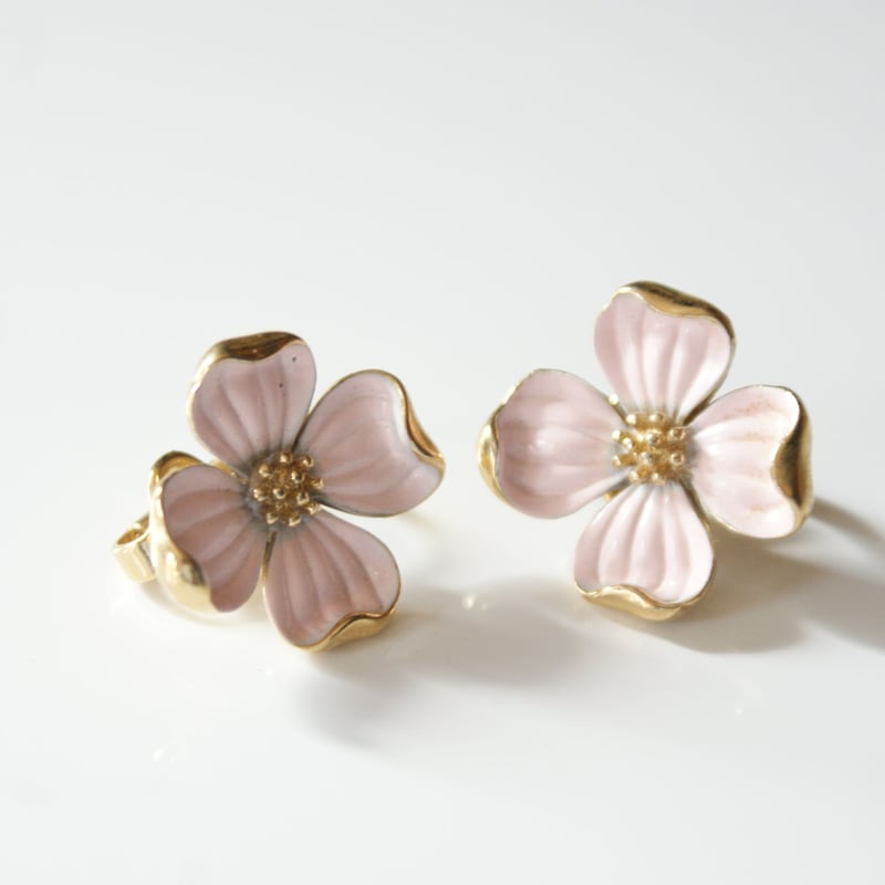 TRIFARIトリファリ ハナミズキ ピンク エナメル イヤリング