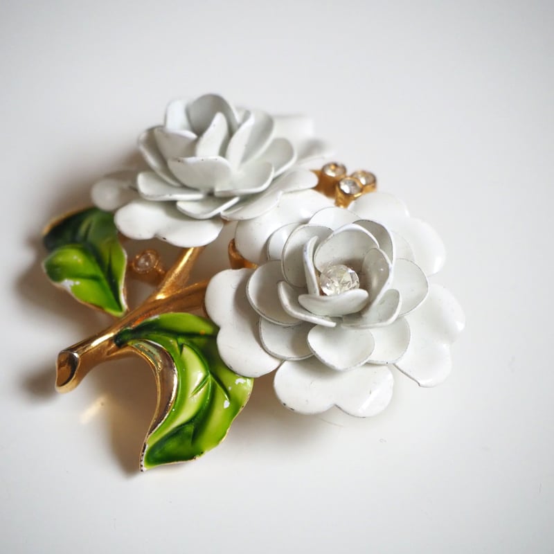 TRIFARIトリファリ ホワイトエナメル ダブルローズ ブローチ