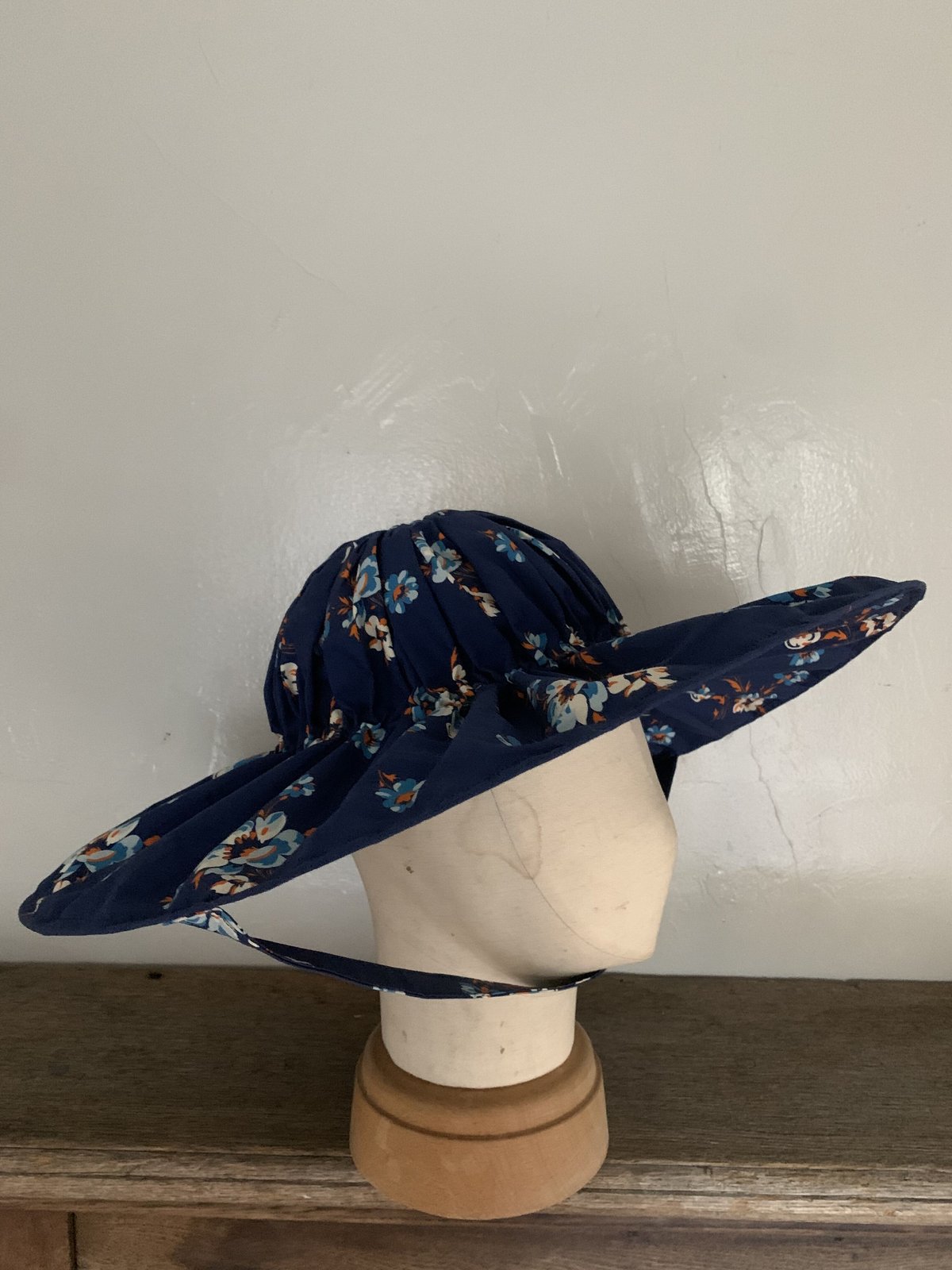 ワイナリーハットブルーフラワー | Sugri Official Online Store