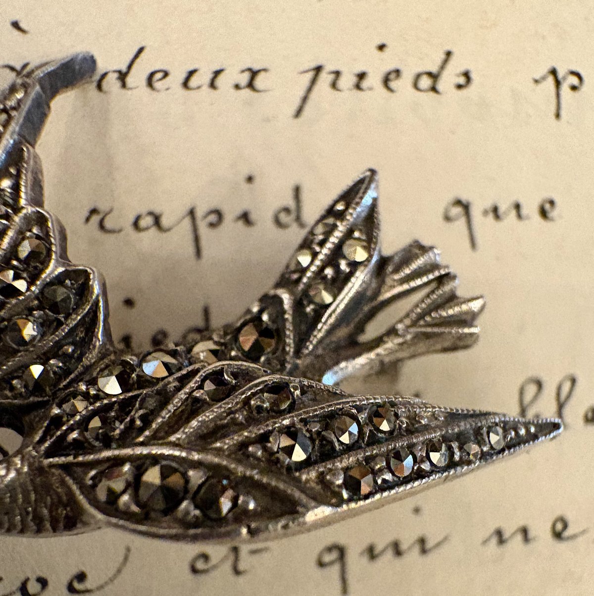 フランスアンティーク 天使と小鳥のブローチ シルバープレート ドール