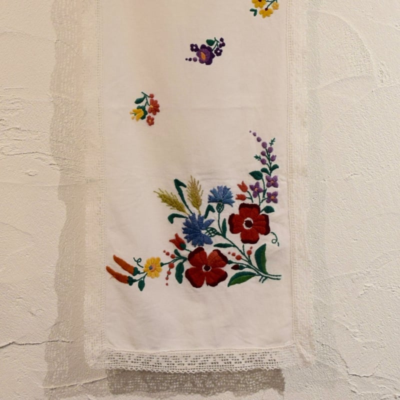 ハンガリー カロチャ刺繍 テーブルクロス 花束と小花1 | Kitten Blue