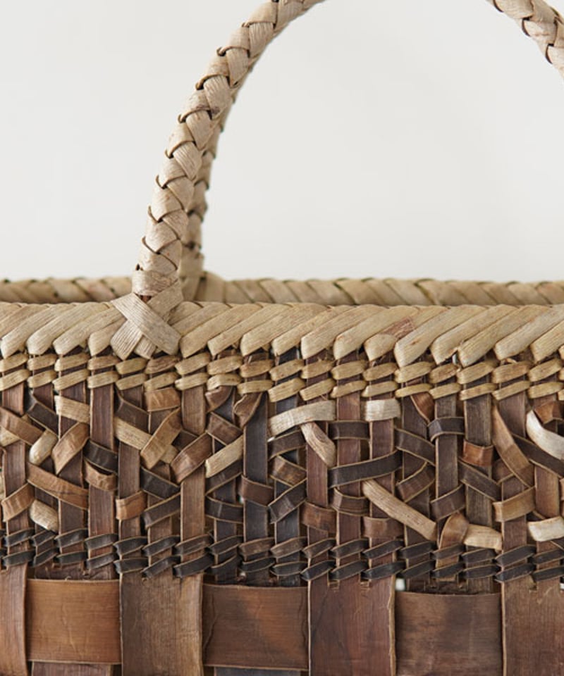 フト編みと乱れ編み 裏皮×表皮』沢胡桃樹皮のかごバッグ 横幅33cm