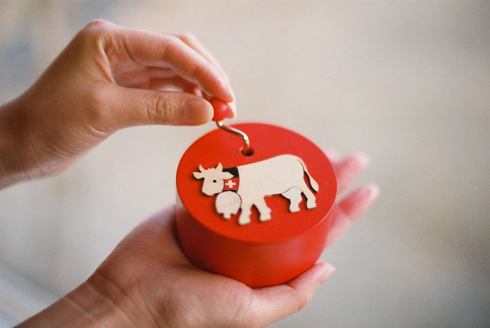 3才-〉キーナー 手回しオルゴール スイスの牛 | TOYS&GIFT MOMO