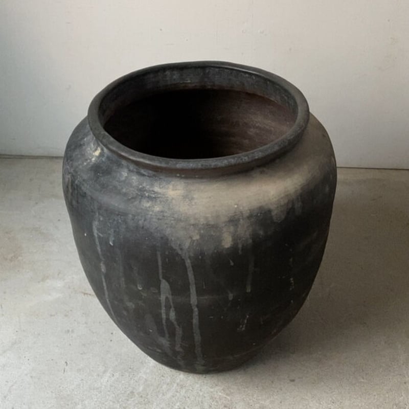 手捻りの古い大壺 古壺 古甕 古民藝 焼物 高さ38cm幅37cm メダカ鉢