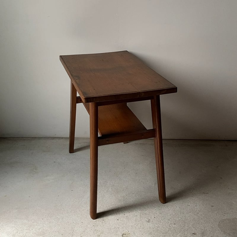 古い木のコーヒーテーブル 喫茶テーブル. 無垢材 小型テーブル サイド