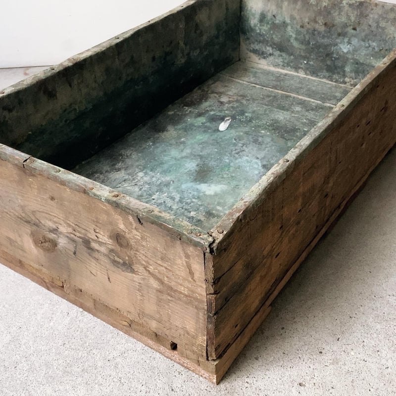 古い銅貼りの木箱 炭鉢 植木鉢 プランター 青錆 緑青 ガーデニング