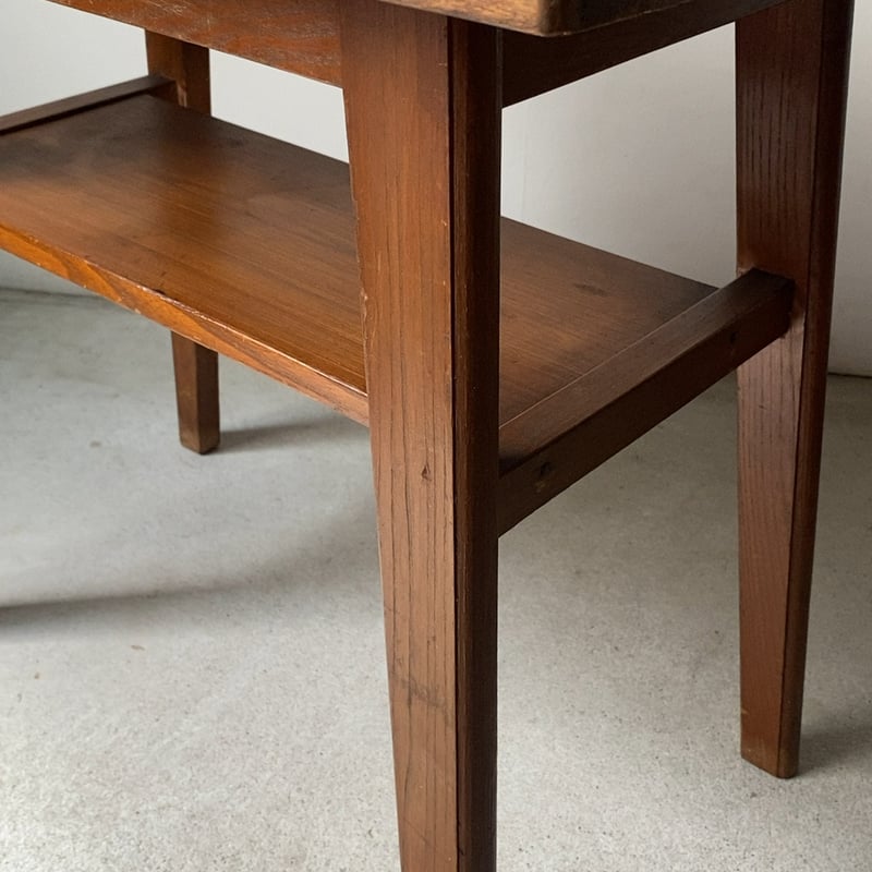 古い木のコーヒーテーブル 喫茶テーブル. 無垢材 小型テーブル サイド