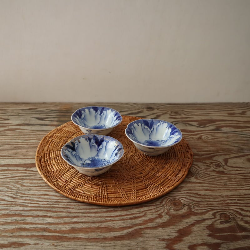 A002【小鉢】 深川製磁 牡丹金ミル 金彩印判染付け 花輪 小鉢3点