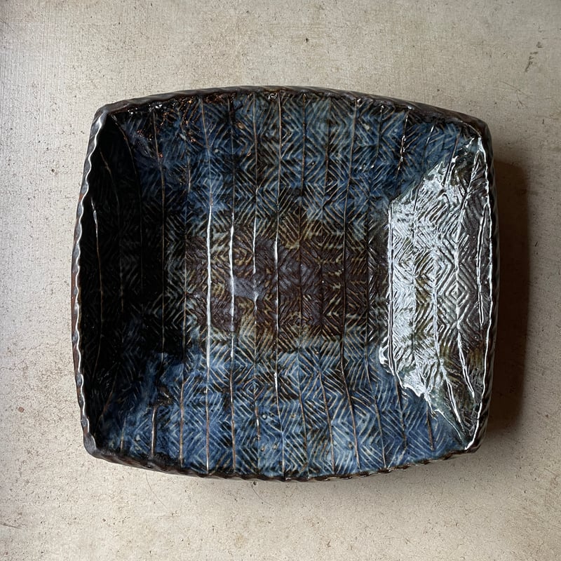 倉敷堤窯 武内真木 押紋角鉢（呉須） | Linné