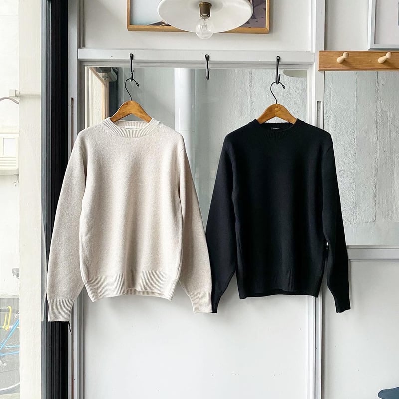 COMOLI ラムズウール クルーネックニット | Less Higashikawa