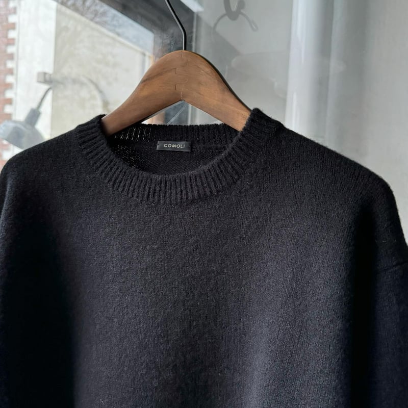 COMOLI ラムズウール クルーネックニット | Less Higashikawa