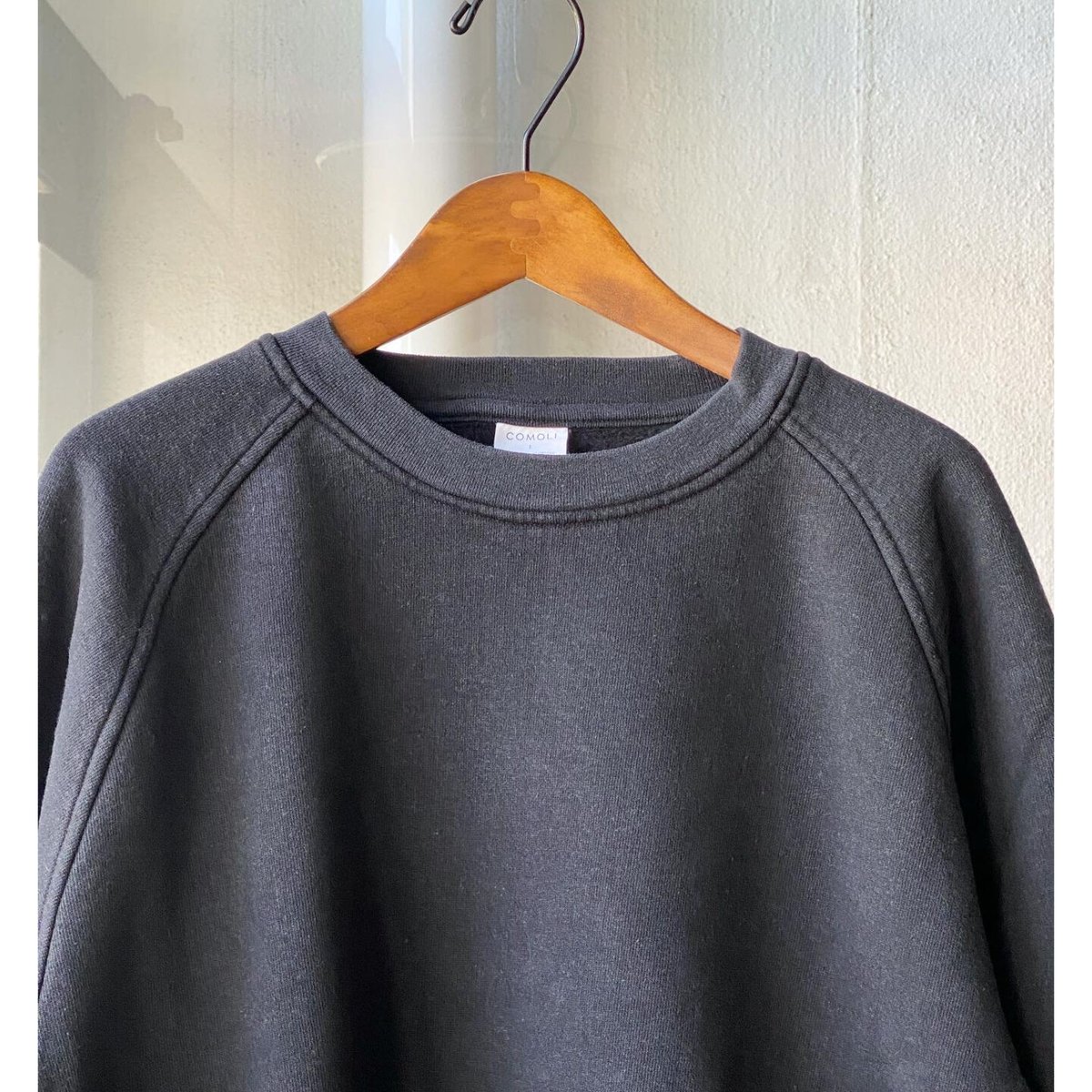 COMOLI コットン吊裏毛 クルーネック FADE BLACK | Less Higa