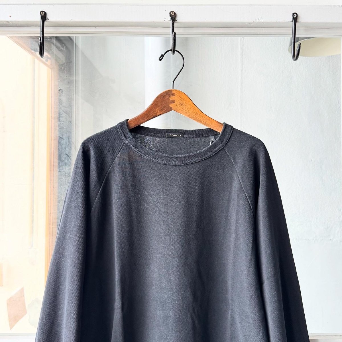 COMOLI コットンジャージ ベースボールTシャツ | Less Higashikawa