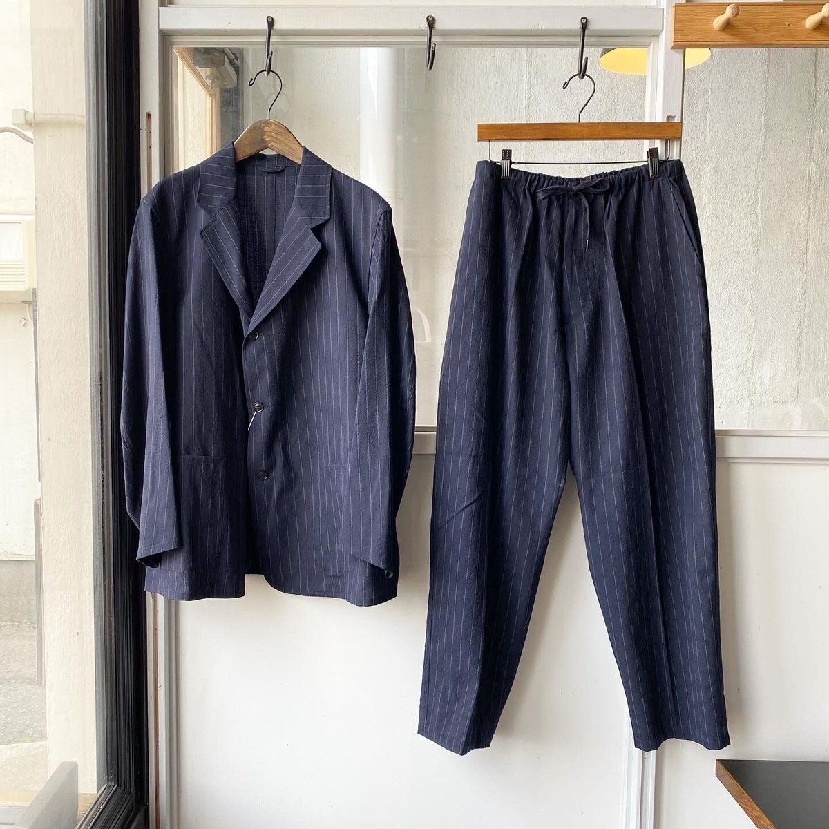 COMOLI ウールストライプ ドローストリングパンツ | Less Higashikawa