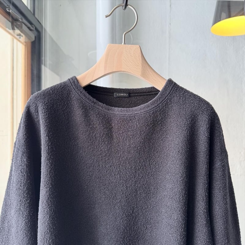 COMOLI フリース クルーネック | Less Higashikawa