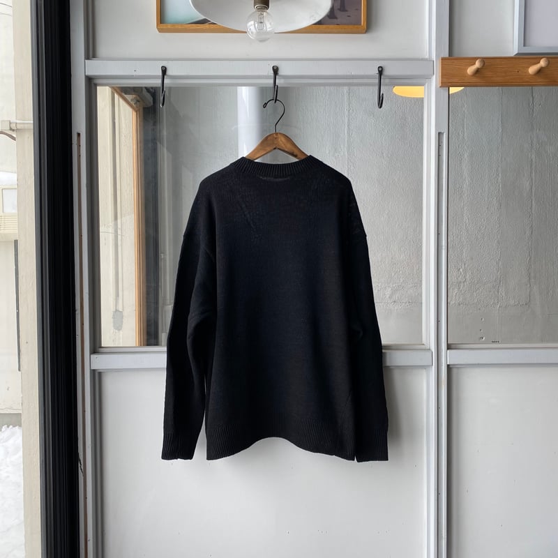 COMOLI ブラック クルーネックニット | Less Higashikawa