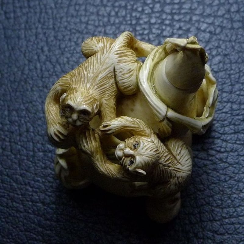 △松山作・本象牙猿彫刻鼻煙壷22g・細密彫刻根付置物△NE10△ | 象牙屋
