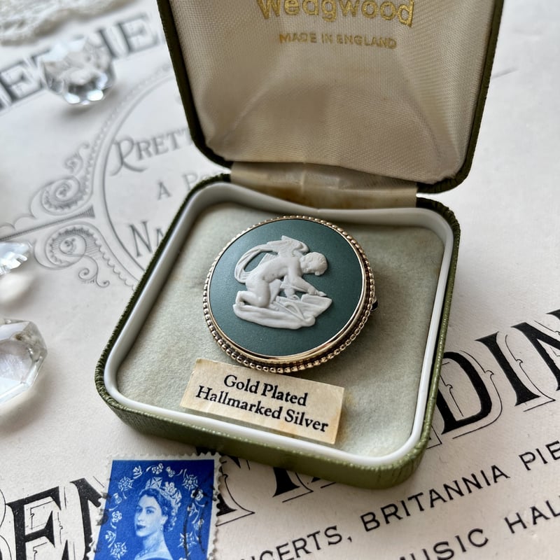 ○ab-197/ウェッジウッド ジャスパー ケース入り天使のブローチ