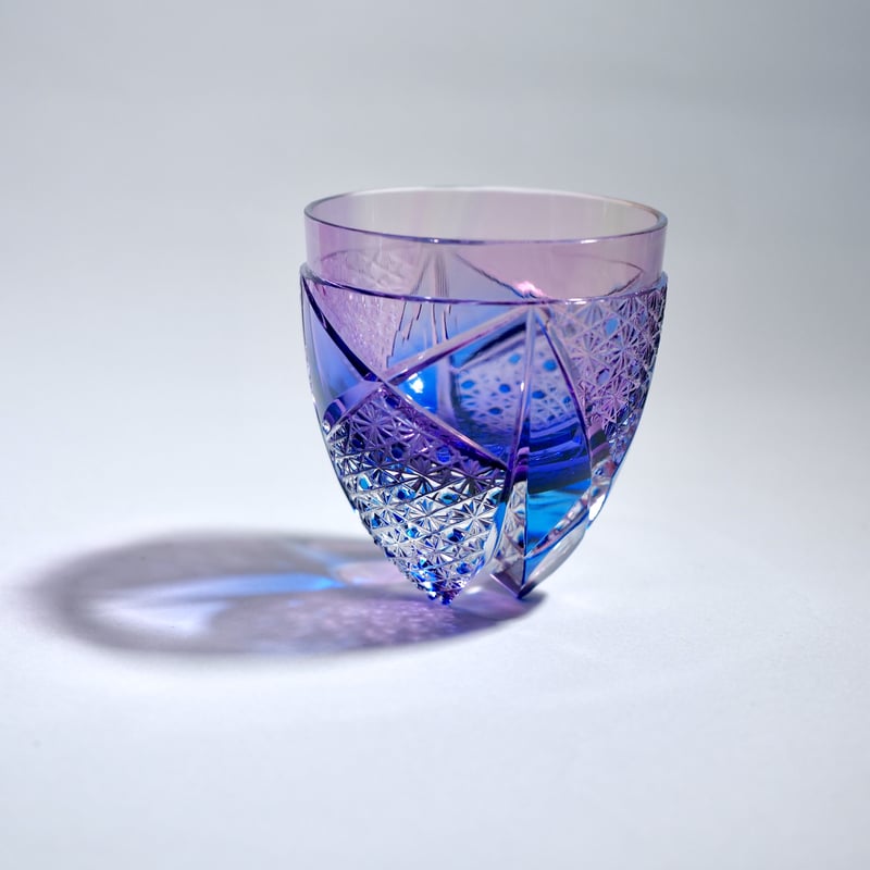 常夜 切子ぐい呑 青×金赤 【薄】 | ともきりこ TOMOKIRIKO