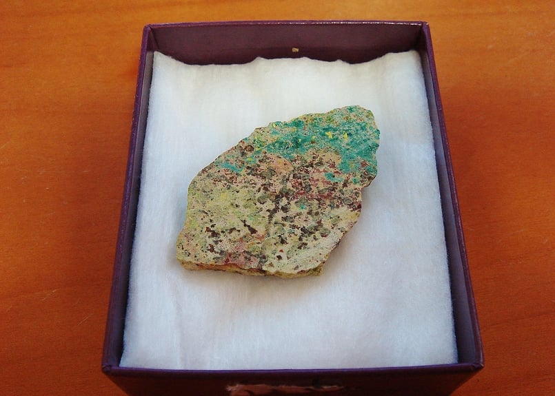 コンゴ産 バンデンブランデアイト 原石プレート Vandenbrandeite