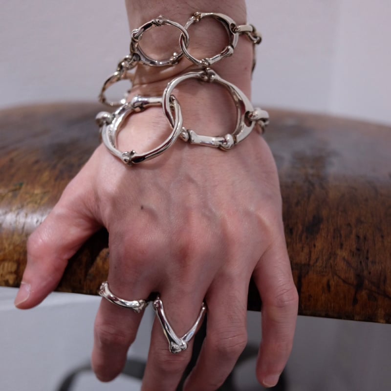 bone shaped carabiner bracelet. -L- / black | T