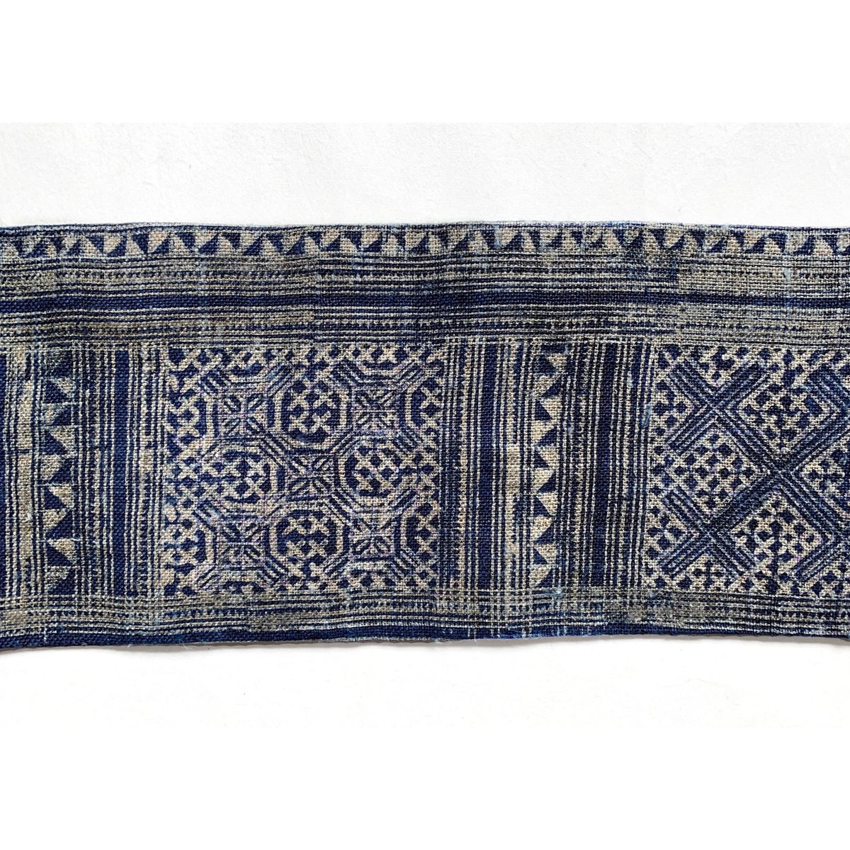 ラオスの古都で入手、モンの手書きバティック藍染 古布に描かれた多彩