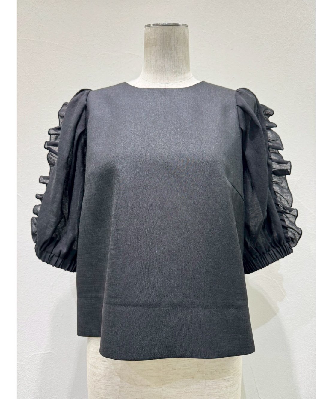 フリルスリーブブラウス 601467 / CYAN tokyo | CALENDRIER on