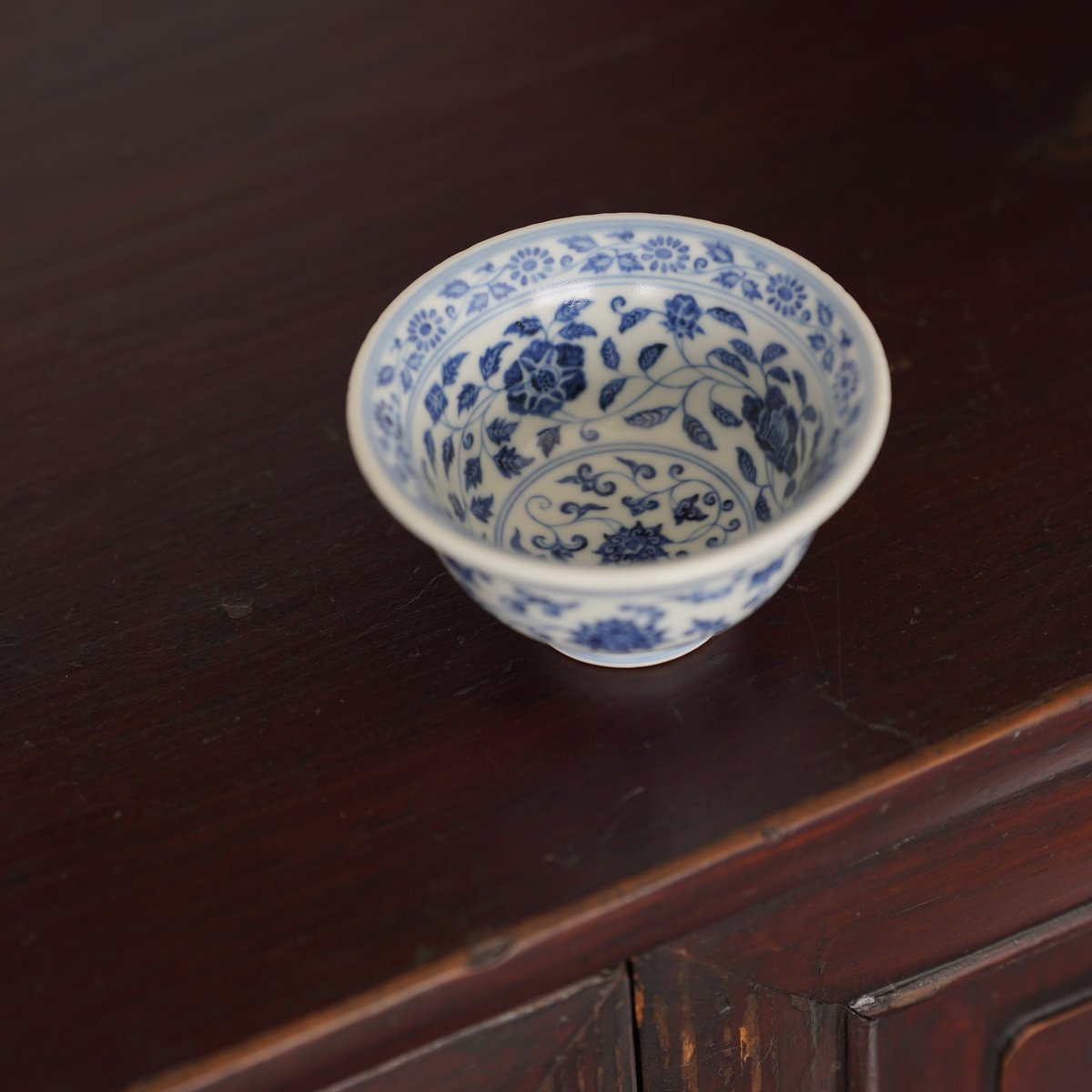 青花纏枝蓮紋圧手杯 PF162 | Looking For 物色