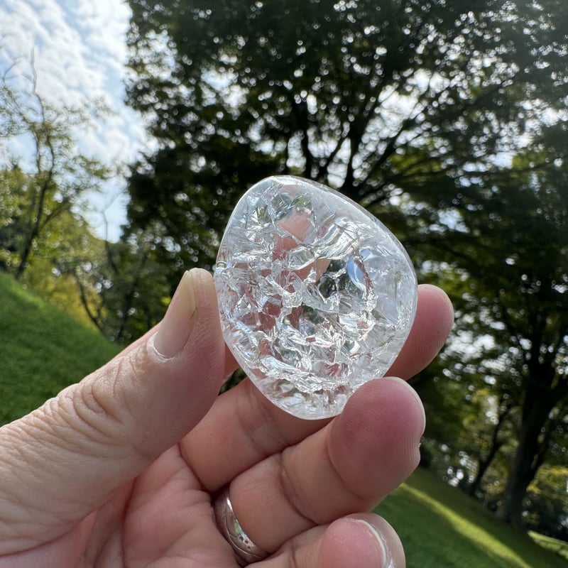 大粒のクラック水晶 内なる虹を照らす | Studio Kururi