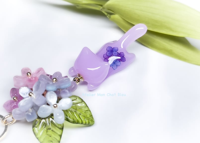 紫陽花追っかけねこのバッグチャーム パープル×ピンク×ブルー