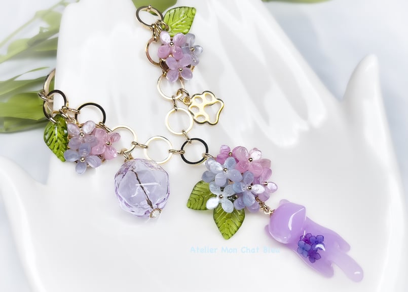 紫陽花追っかけねこのバッグチャーム パープル×ピンク×ブルー