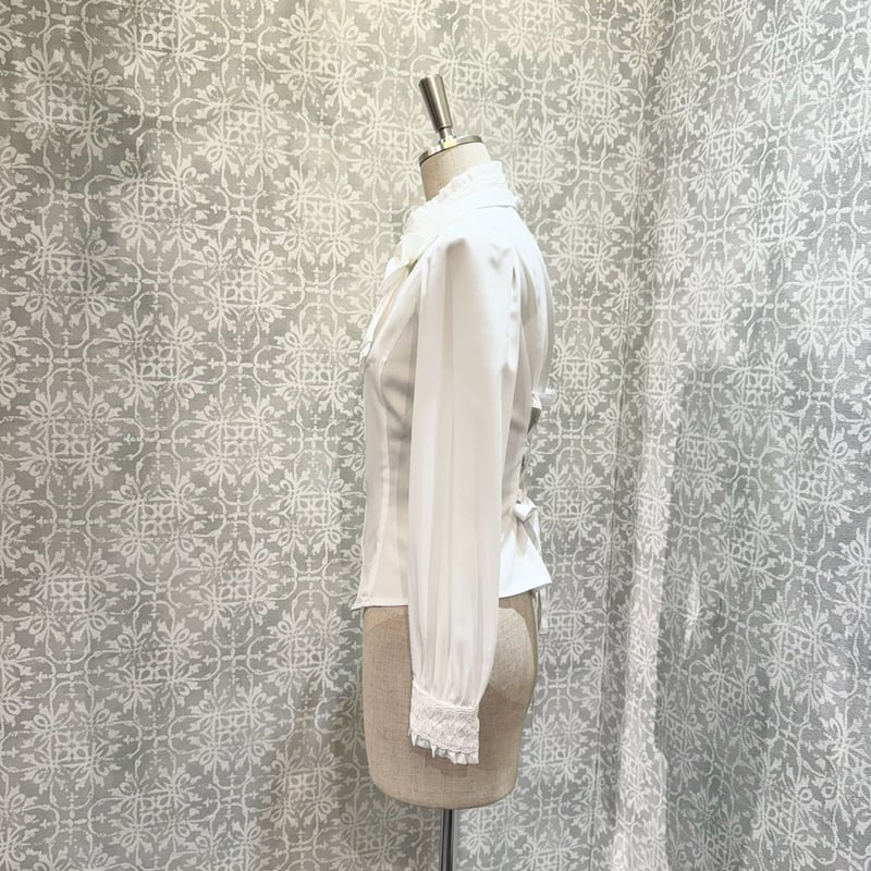 Sheglit】スタンドカラーリボンジャボブラウス/644010 | KIST ONLINE