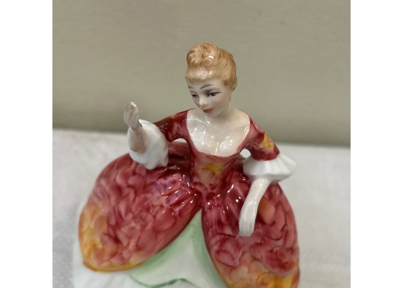 ロイヤルドルトンの陶器フィギュア | アンティーク雑貨店 Antique cise