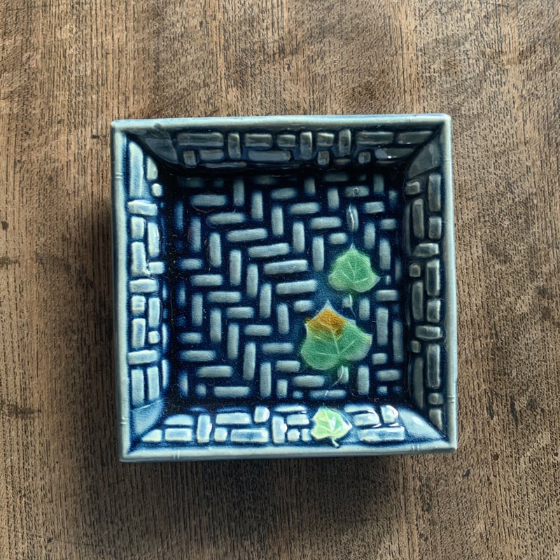 珉平焼 瑠璃釉 小皿 角皿 青 網代文に蔦 豆皿 淡路焼・アンティーク