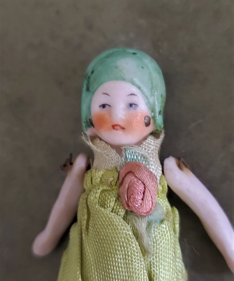 ミニョネット グリーンのドレスのビスクドール アンティーク品