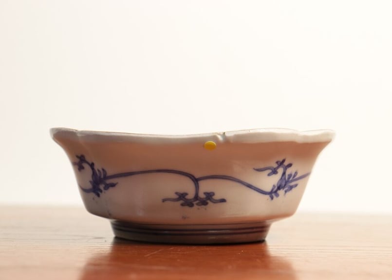 江戸中期藍柿右衛門二方菊と唐草図角なます③ 窯傷 | 吉祥寺PukuPuku