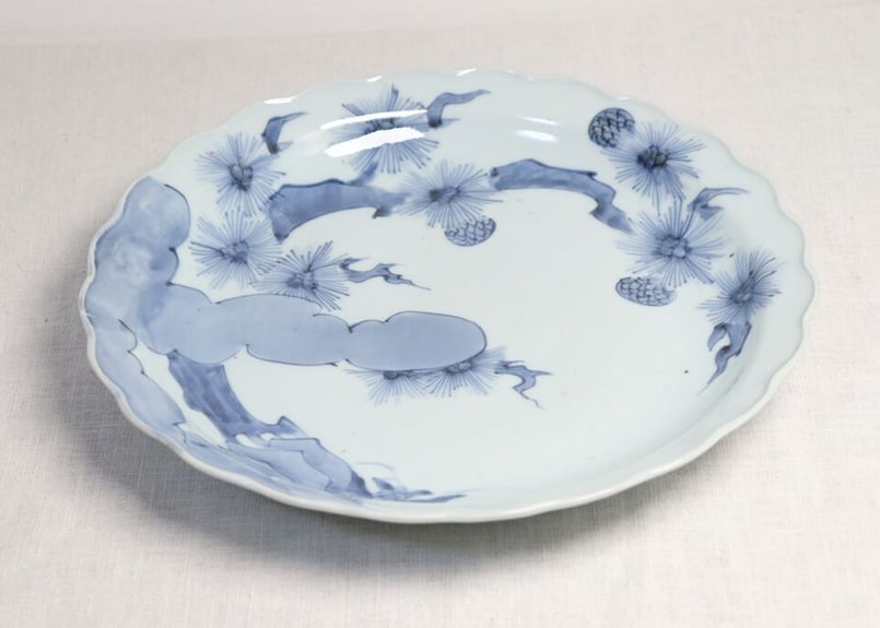 江戸後期染付松図輪花縁尺皿 | 吉祥寺PukuPuku