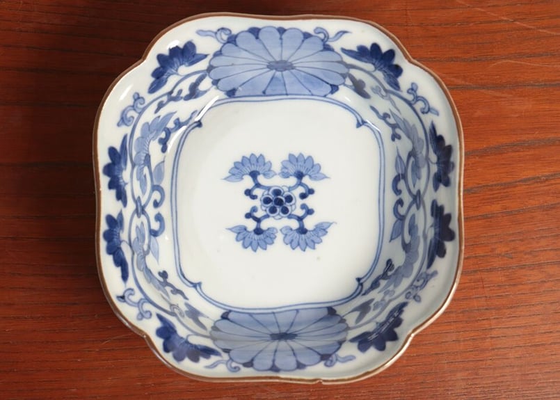 江戸中期藍柿右衛門二方菊と唐草図角なます③ 窯傷 | 吉祥寺PukuPuku