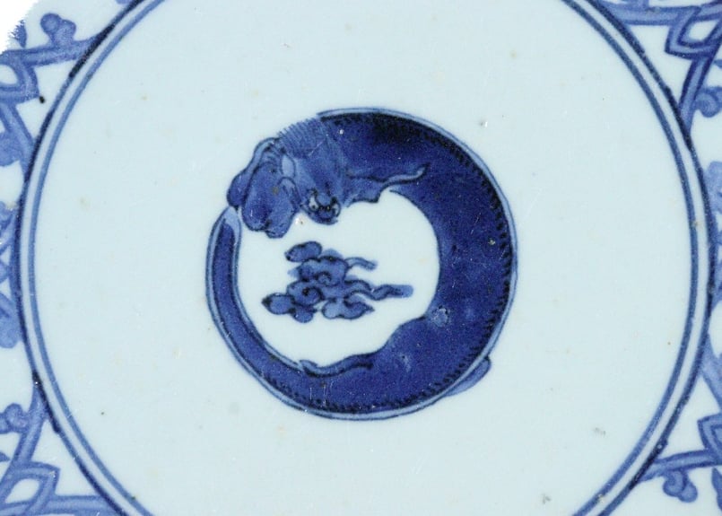 江戸中期コンニャク印判団龍と菊図7寸皿① 見込み落ちかたつき,ニュウ