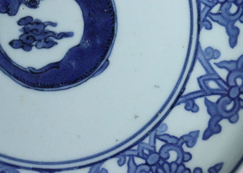 江戸中期コンニャク印判団龍と菊図7寸皿① 見込み落ちかたつき,ニュウ