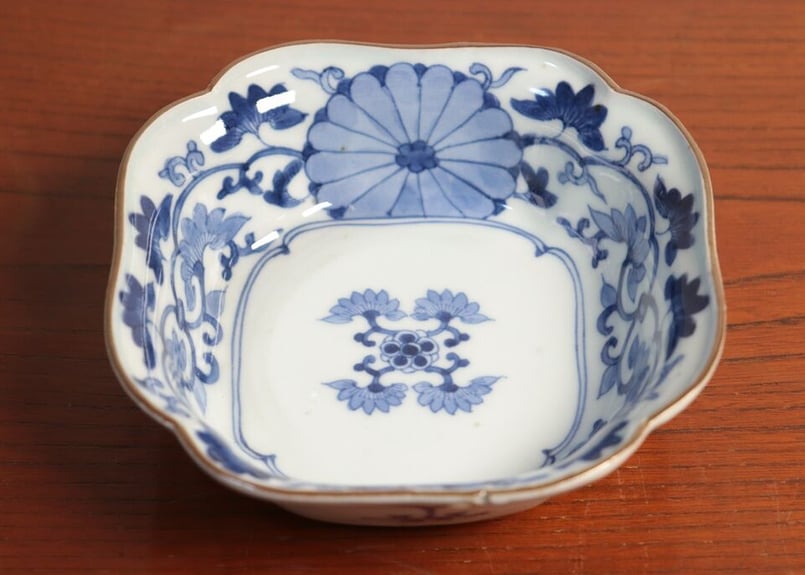 江戸中期藍柿右衛門二方菊と唐草図角なます③ 窯傷 | 吉祥寺PukuPuku