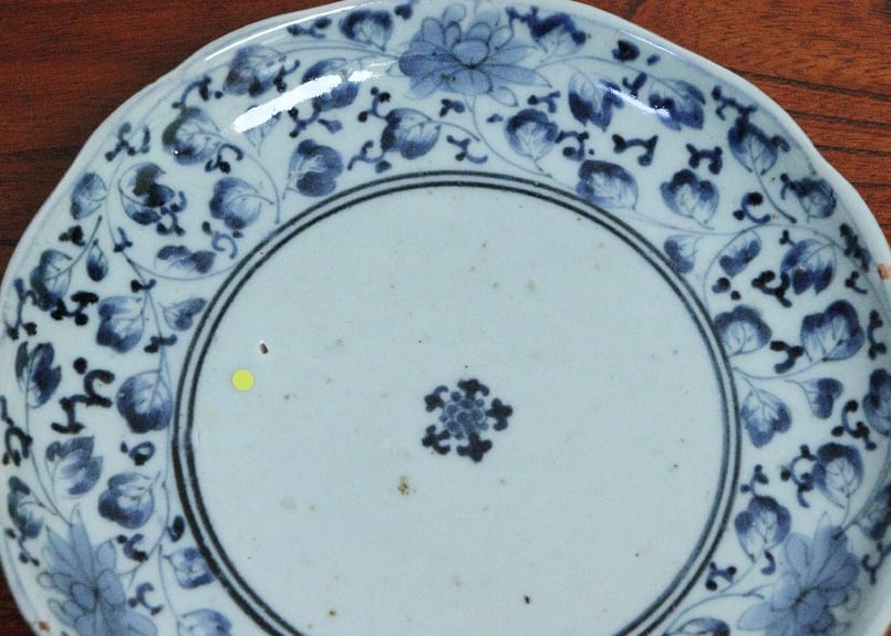 江戸中期染付花唐草図7寸皿① 窯傷 | 吉祥寺PukuPuku