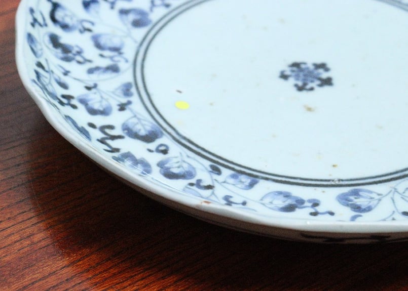 江戸中期染付花唐草図7寸皿① 窯傷 | 吉祥寺PukuPuku