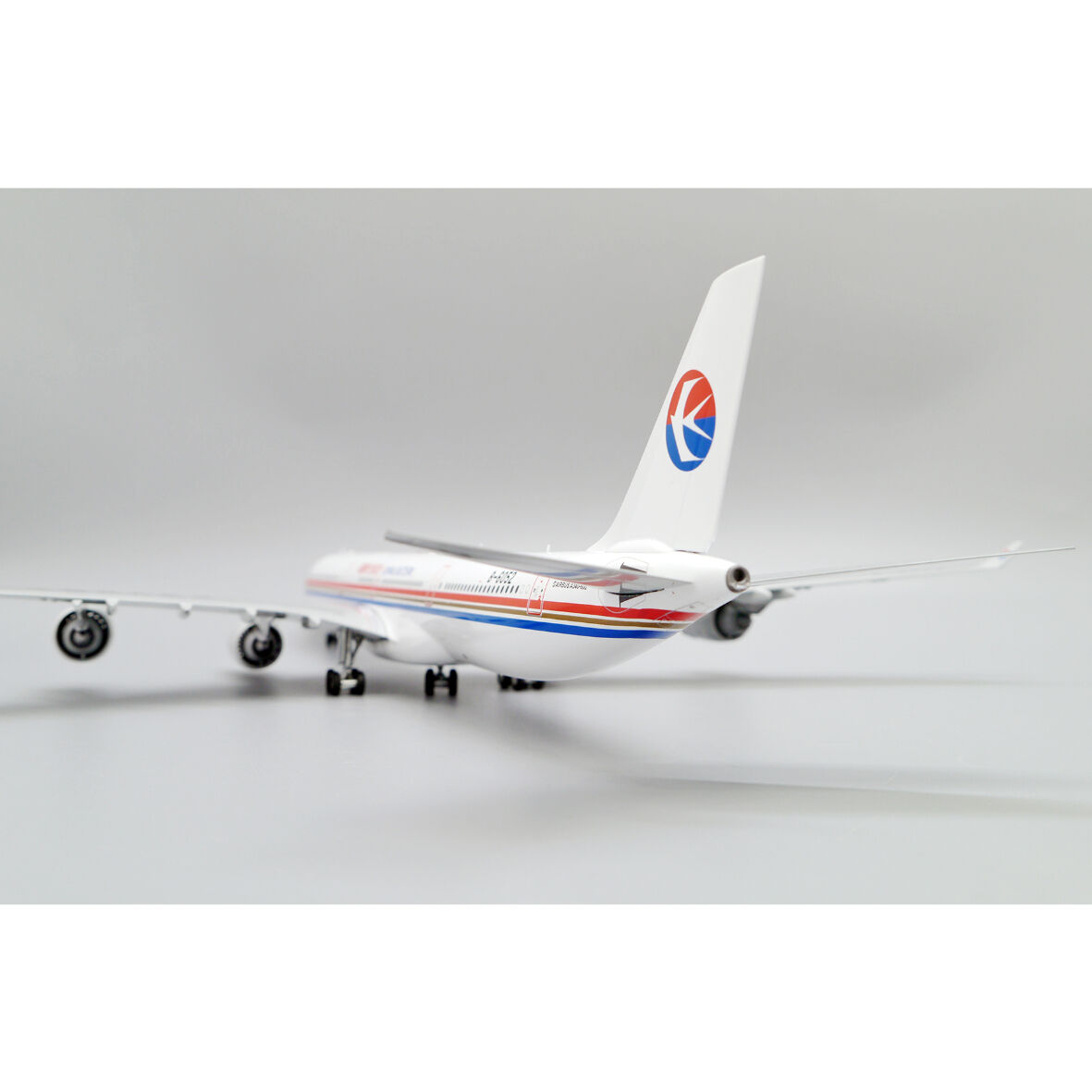 お取り寄せ商品】1/200 A340-600 中国東方航空(旧塗装)