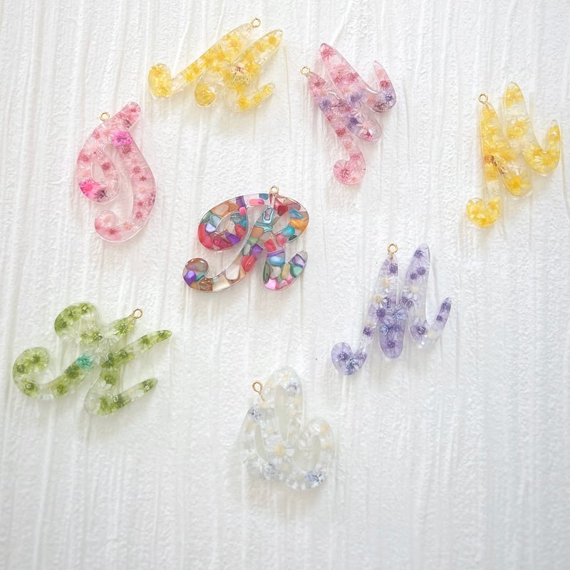 ドライフラワーのイニシャルキーホルダー(筆記体） | mahalo3store