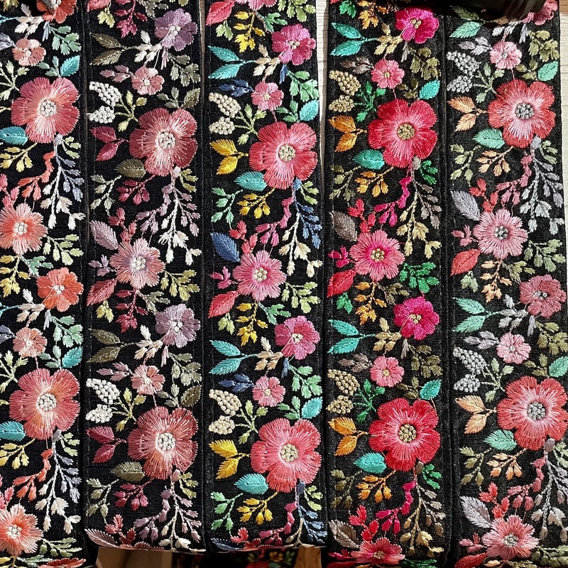 インド刺繍リボン/花柄/黒地/約幅5.5cm/5色（A.クロムイエロー/薄桃、B