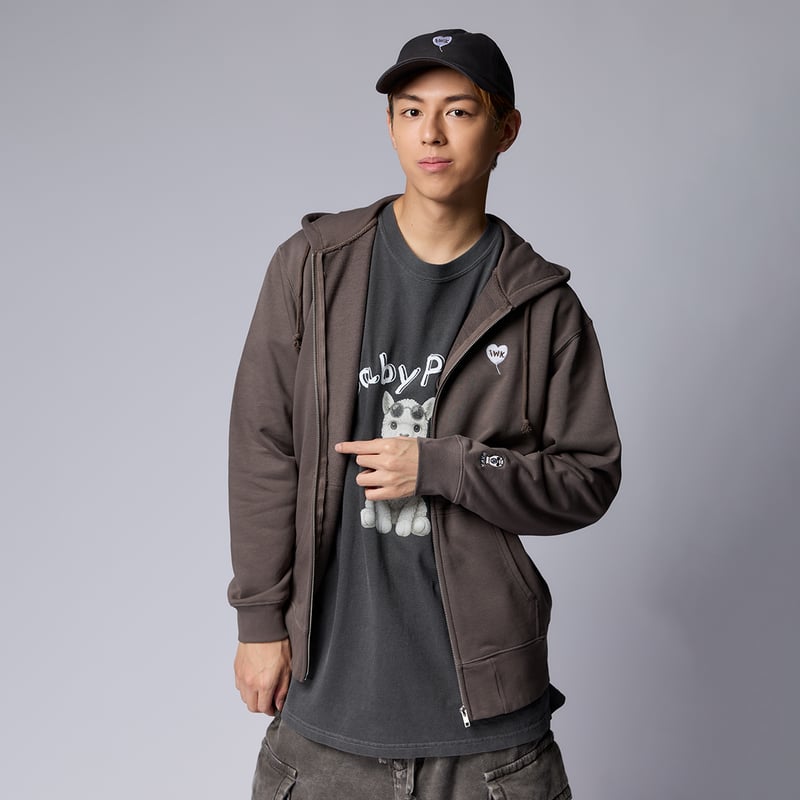 岩城直弥】ロゴ刺繍ZIPパーカー（CHARCOAL） | FAN SHOP