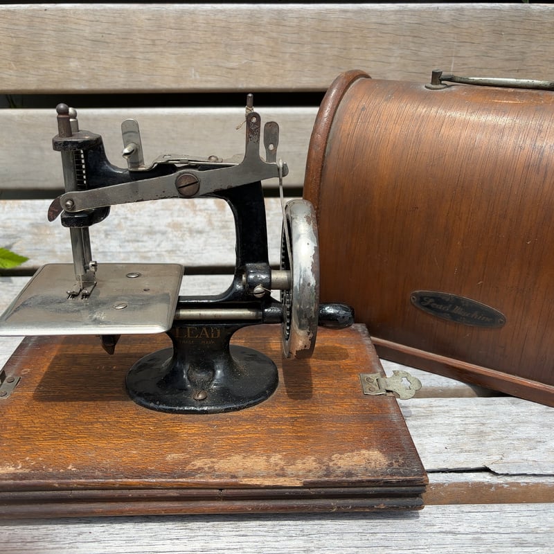 LEAD TRADE MARK アンティーク 手回しミシン | アンティーク家具と喫茶