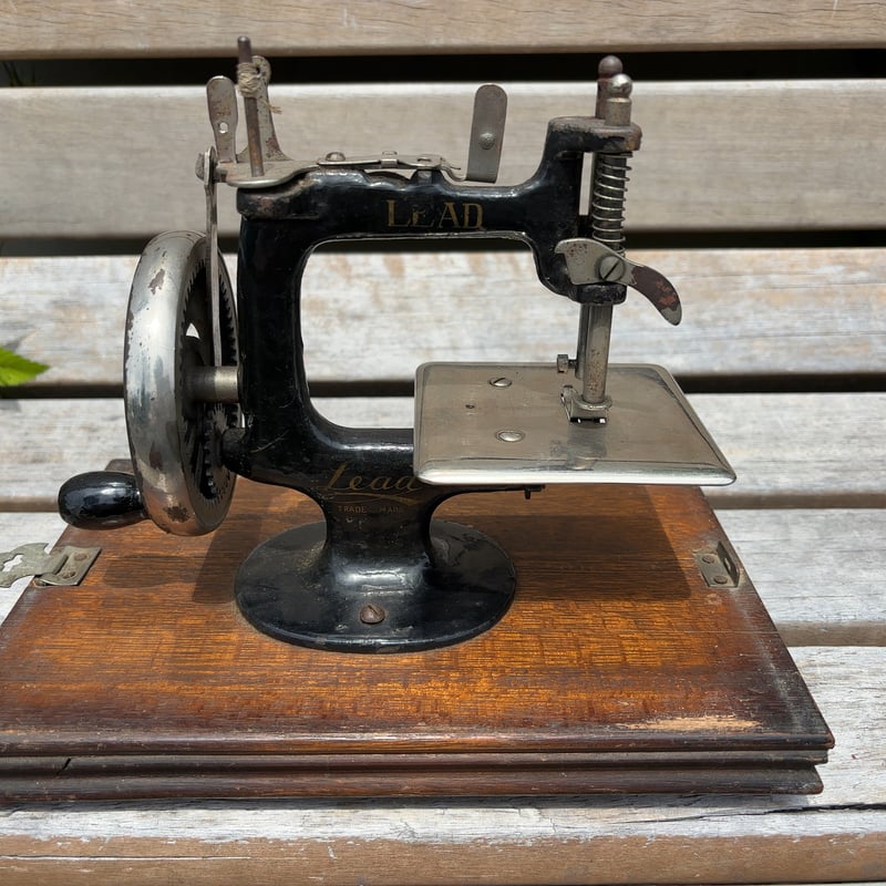 LEAD TRADE MARK アンティーク 手回しミシン | アンティーク家具と喫茶