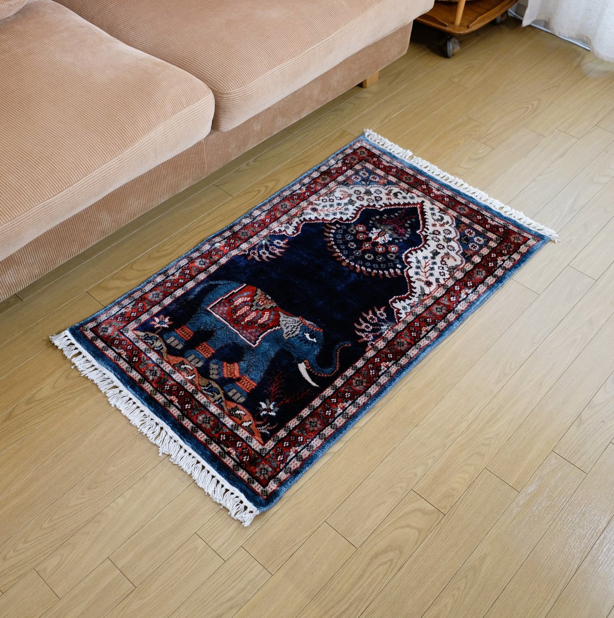 インド 手織り絨毯 シルク ＜約60 x 103 ㎝＞ 象 | インド雑貨のお店